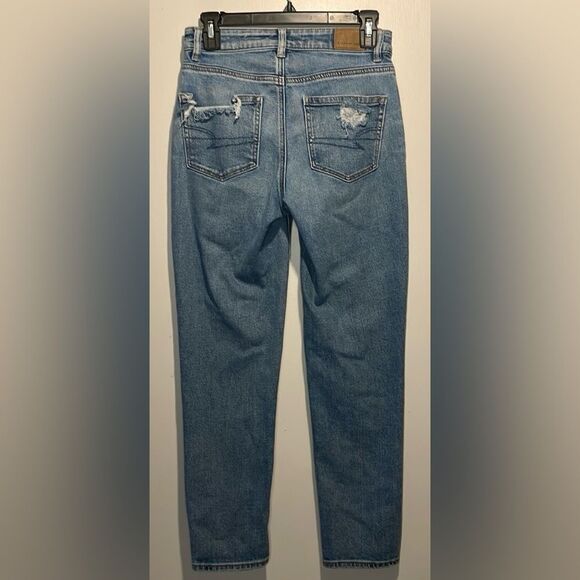 American Eagle- Highest Rise Mom Jean Light Wash Distressed Pockets- Size 0 - Picture 2 of 8